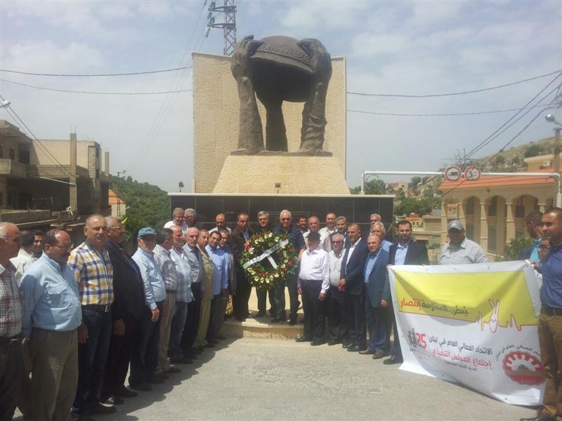 خلال وضع إكليل من الزهر على نصب شهداء الجيش في العديسة (طارق أبو حمدان)