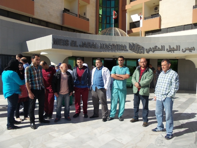 اعتصام موظفي مستشفى ميس الجبل احتجاجا لعدم صرف رواتبهم