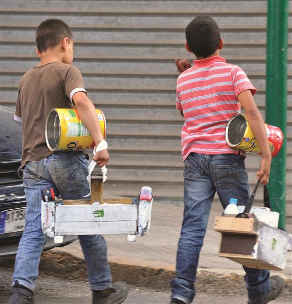 في اليوم العالمي للحد من عمالة الأطفال، يستمر أطفال نازحون في العمل لرفع مدخول ذويهم (فادي أبو غليوم)