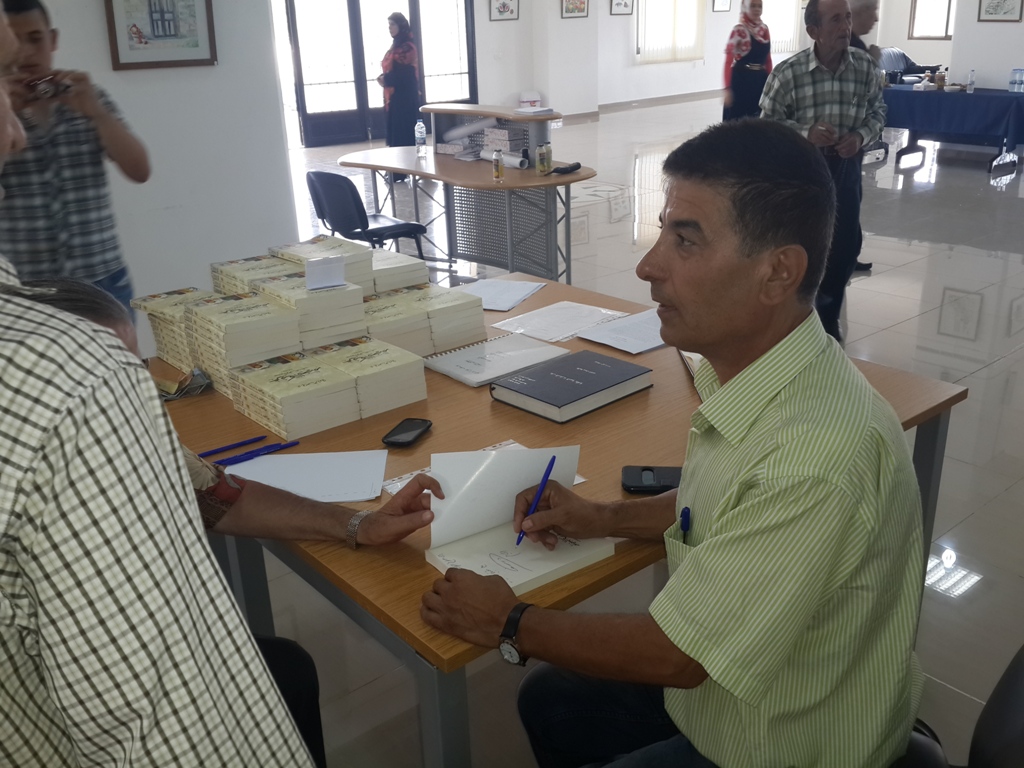 الدكتور يوسف غزاوي خلال أحد معارضه 