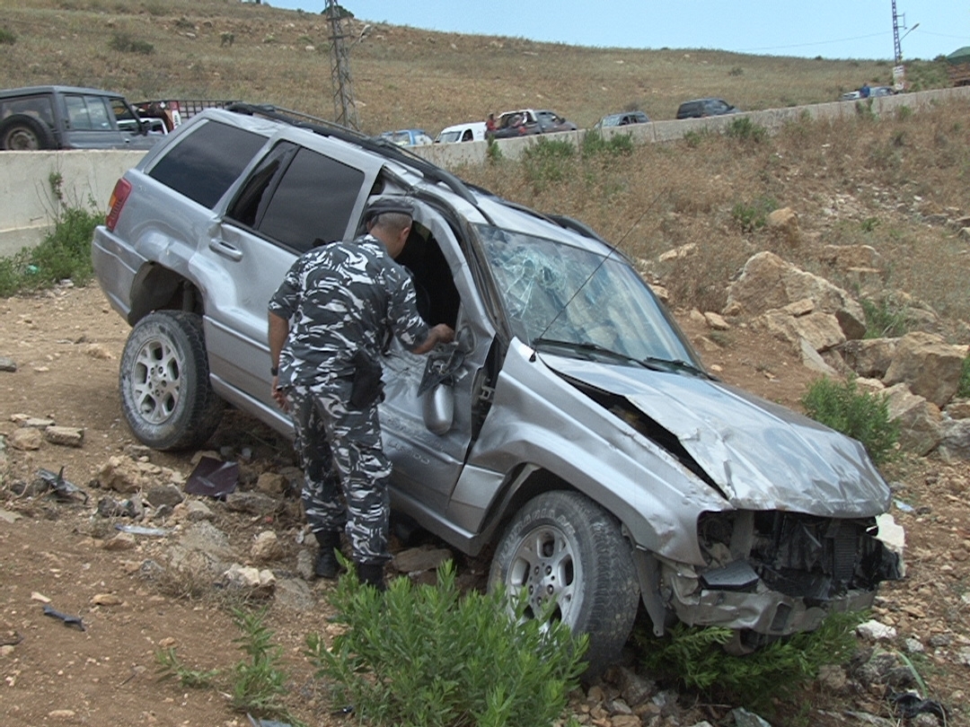 عنصر من قوى الامن يجري تحقيقا بحادث السير الذي وقع على طريق الخردلي والذي ادى الى ازدحام في الاتجاهين