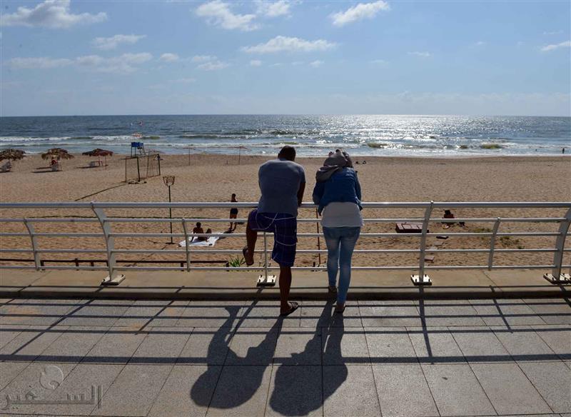 ينظران إلى شاطئ الرملة البيضاء (فادي أبو غليوم)