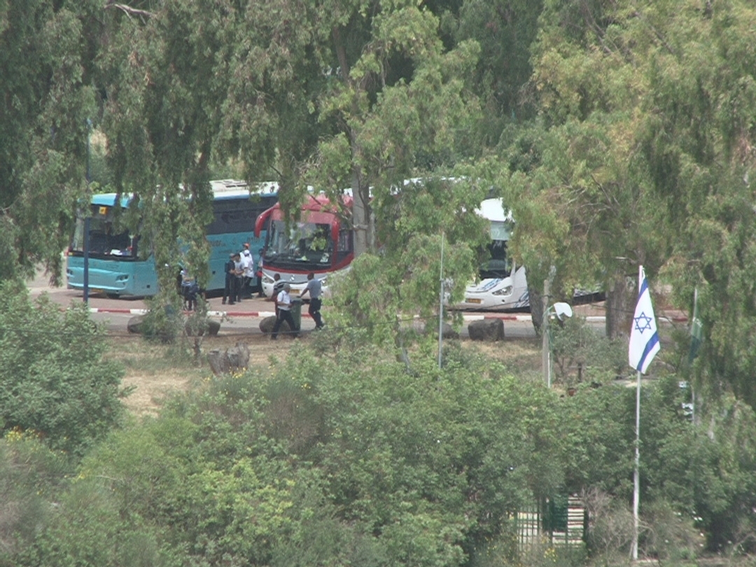 طلاب مدرسة يتوجهون نحو الملاجئ اثناء إطلاق العدو صافرات الانذار.JPG