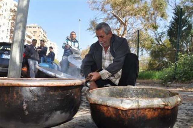  «أبو أحمد» خلال تبييض الأواني: آخر العاملين بالمهنة في الجنوب: أحاول أنْ أذكّر الناس بهذه الحرفة الرائعة