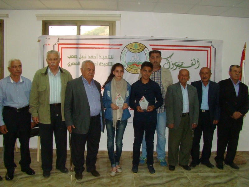 رئيس اتحاد بلديات العرقوب ورئيس بلدية شبعا محمد صعب، يكرّم آمنة خضر المصري وأحمد نبيل صعب لفوزهما بمسابقة الفرنكوفونية