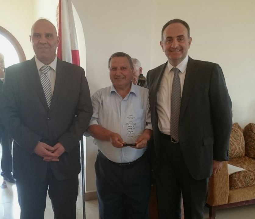 الدكتور فلحة والاستاذ زياد الخليل  يقدمان درعا تكريميا للزميل جورج العشي باسم جريدة الشرق