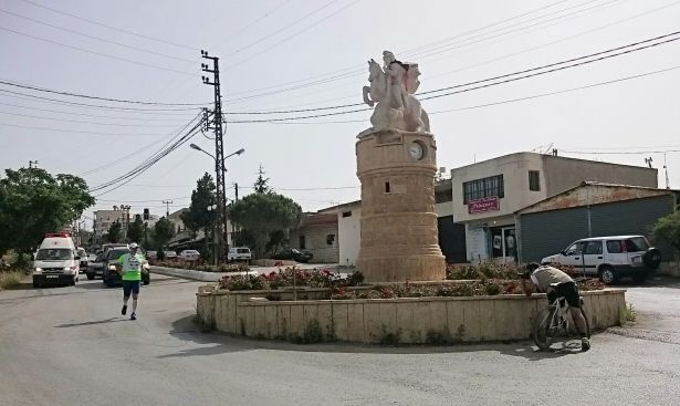 العداء علي وهبه، في ساحة القديس جرجس في بلدة القليعة، يتابع حملة التبرّع بالدم لبنوك الدم