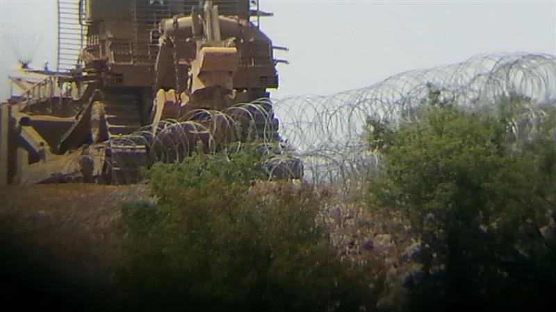 ورشة مع حفارة تعمل على تركيب الأسلاك (طارق ابو حمدان)