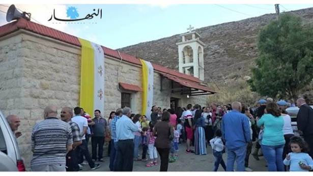 مصلون أمام كنيسة مار يوحنا في سردا. (رونيت ضاهر)