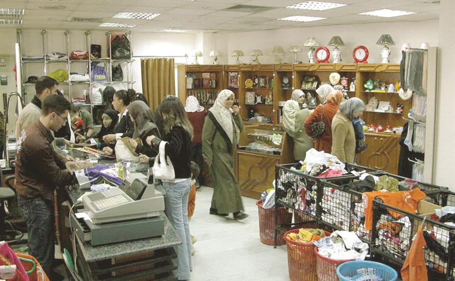 حركة تسوق في أحد المحال التجارية في النبطية عشية عيد الفطر (عدنان طباجة)