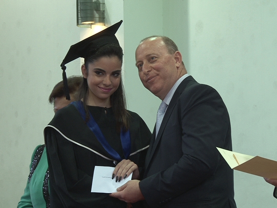 الأستاذ عماد خوري يسلم شهادة تقدير لاحدى الطالبات