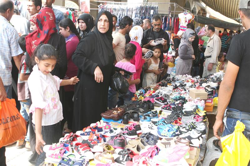 ازدحام في الأسواق الشعبية (شوقي الحاج)