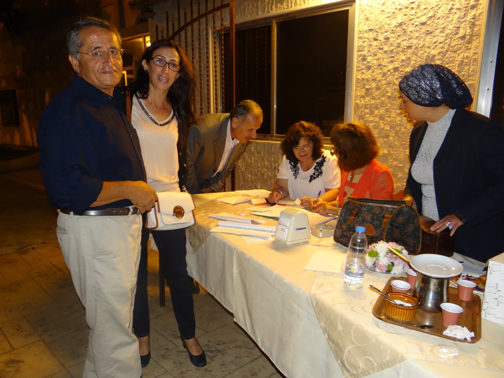 عضوات الجمعية يستقبلن المشاركين في الحفل