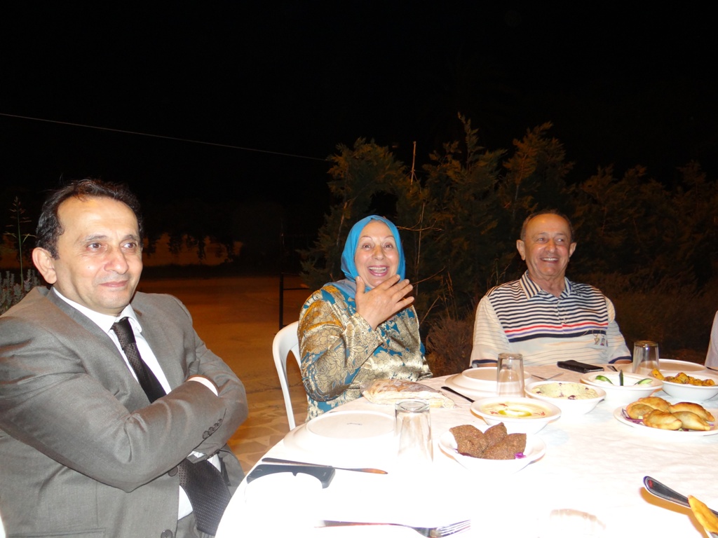 السيدة أم فادي هسثم، رئيسة جمعية سيدات الخيام السابقة تتوسط زوجها وشقيقه الأستاذ نبيل هيثم