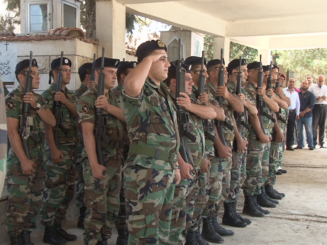 ثلة من عناصر التشريفات تؤدي التحية  العسكرية