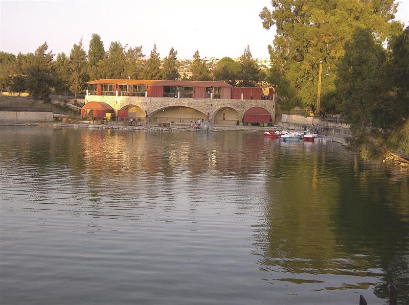 بالاضافة الى الفوائد الزراعية التي تعود بها مياه الدردارة على سكان المنطقة، يبدو واضحاً المنظر الجمالي على ضفاف البركة