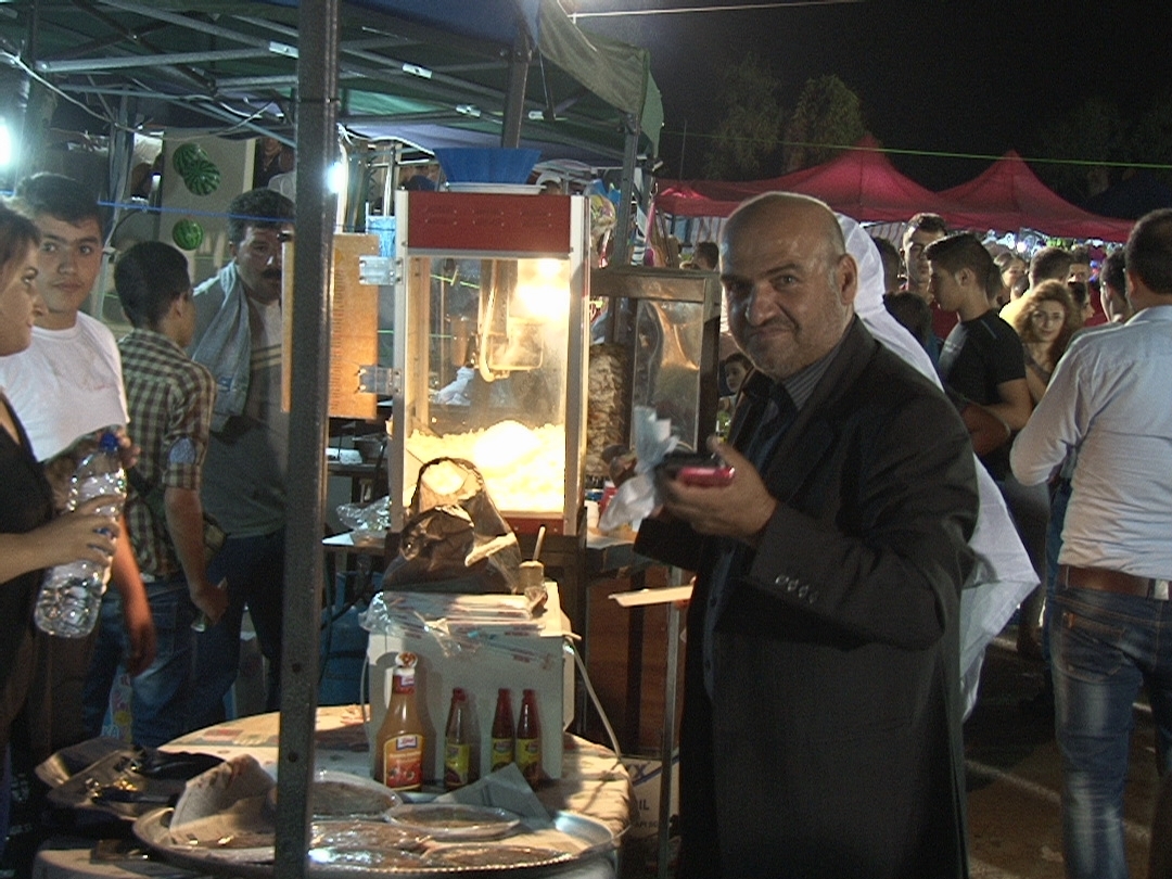 رئيس بلدية عين قنيا يجول على المعروضات في المهرجان