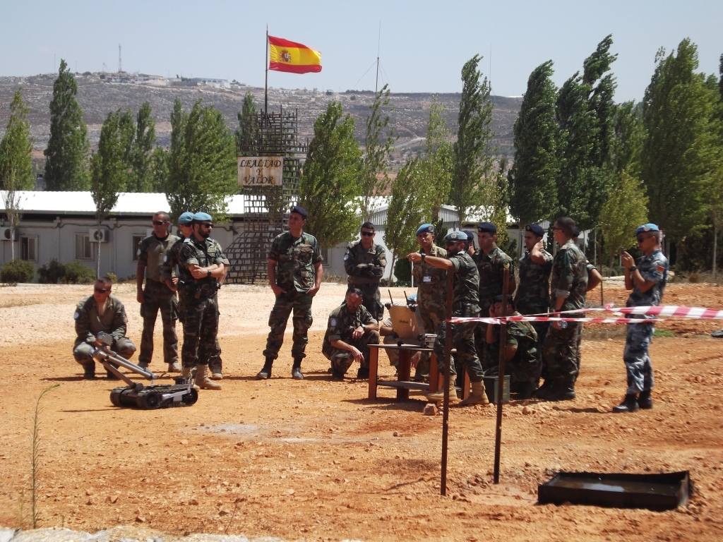 تدريبات مشتركة حول الكشف عن الالغام والمتفجرات.. استخدام الاسبانية الروبوت لكشف الالفام