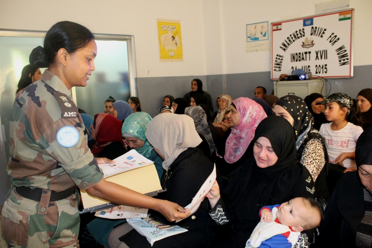 الطبيبة الهندية اثناء حملة التوعية في مرض سرطان الثدي وسرطان عنق الرحم، ومن المخاطر الناتجة عنهم