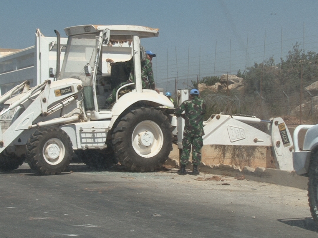 ورشة لليونيفيل تعمل على تنظيف بركة عبارة كفركلا عند الحدود