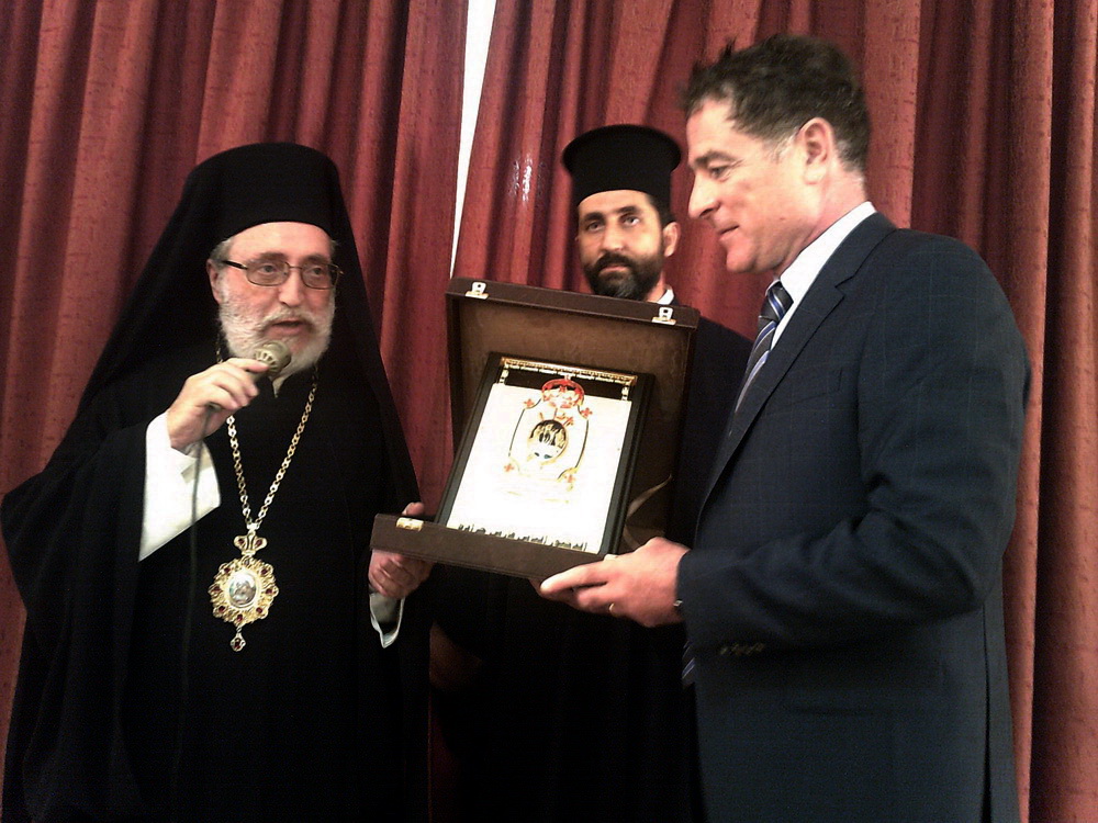 المتروبوليت كفوري يقدم له  درع كرسي  مطرانية صور وصيدا ومرجعيون للروم الأرثوذكس - صورة مايا العشي – مرجعيون