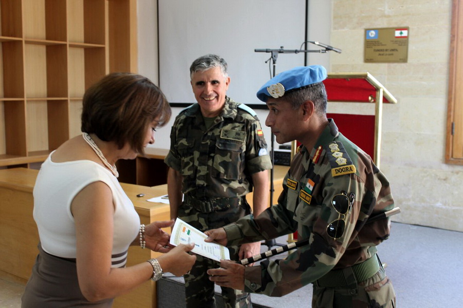 - الجنرال كوندي والكولونيل ساها يسلمان شهادات التخرج على المشاركات بدورة \