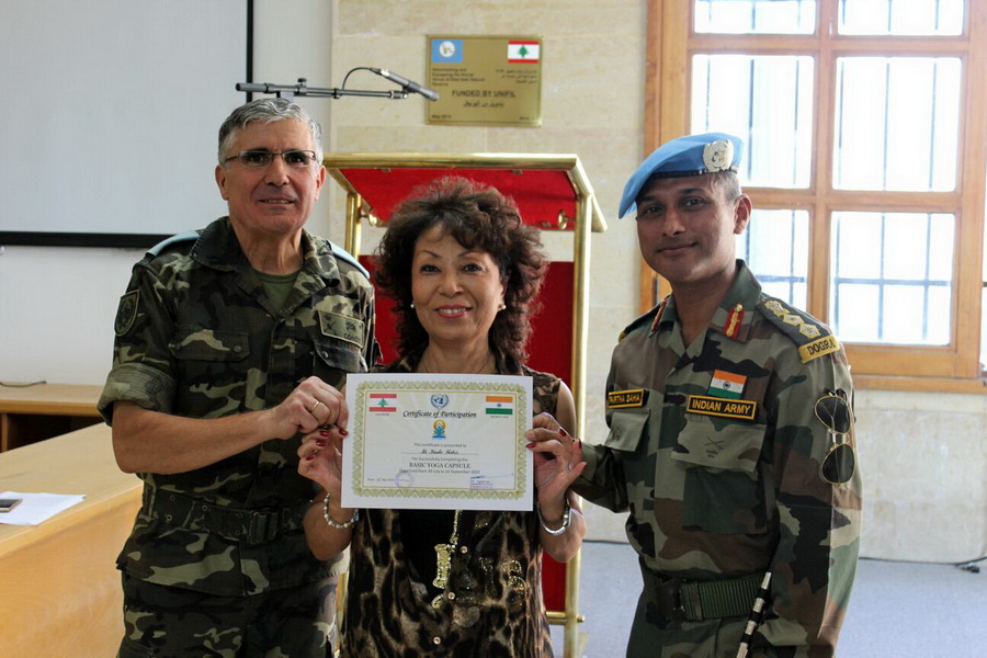 - الجنرال كوندي والكولونيل ساها يسلمان شهادات التخرج على المشاركات بدورة \