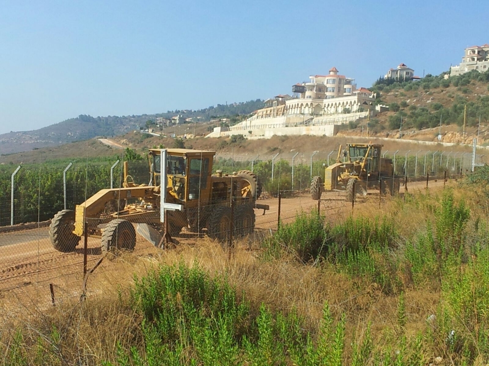 جرافاتان للعدو تعملان على تمهيد وتوسيع الطريق العسكري الحدودي-1