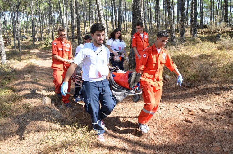 مناورة للصليب الاحمر تحاكي مساعدة المصابين والجرحى