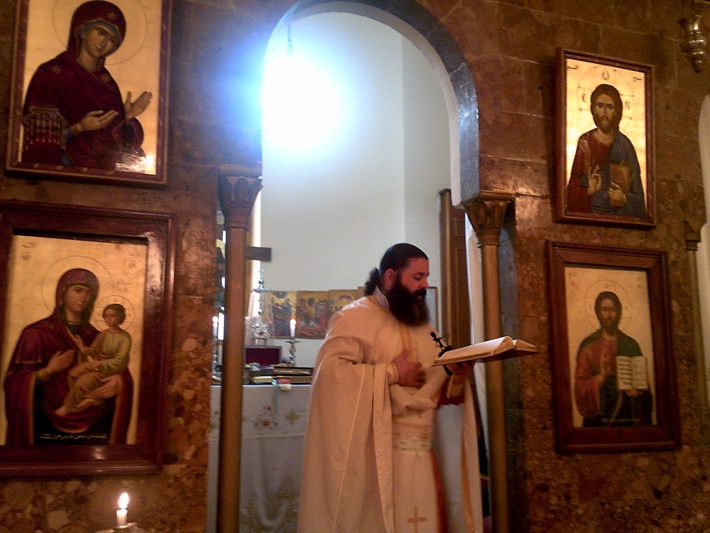  الأب فيليب العُقلة يلقي عظته بالمناسبة      ويرفع الصلاة أمام الأيقونة العجائبية للسيدة العذراء - صورة مايا العشي – مرجعيون