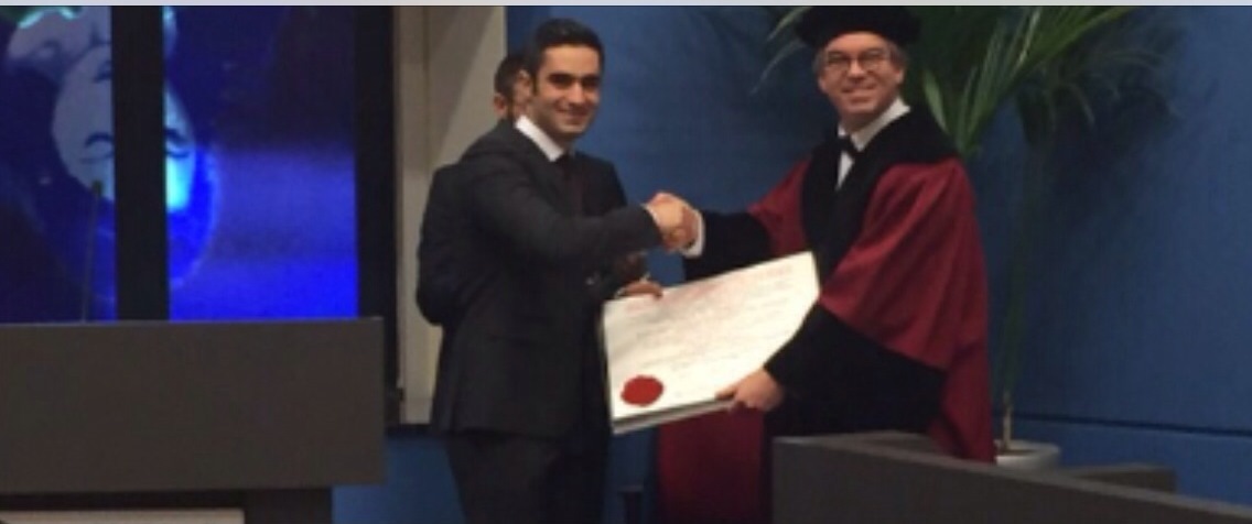 يتلقى التهنئة والشهادة