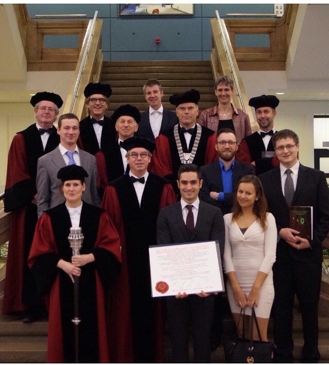 يشاركونه فرحته