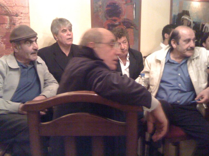 الشاعر محمد العبدالله، إلى يسار الصورة، مع مجموعة من الشعراء والمثقفين