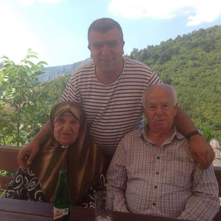 أحمد الباشا ووالديه الحاج أبو محمود والحاجة أم محمود الباشا