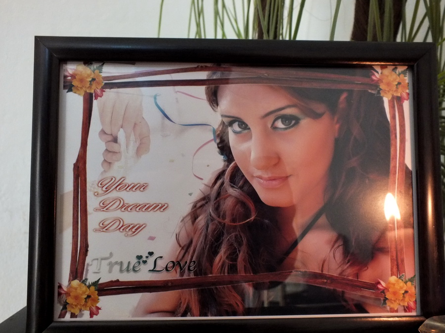      شمعة أضيئت قرب صورة الضحية الكسندرا مزهر  - صورة مايا العشي – مرجعيون