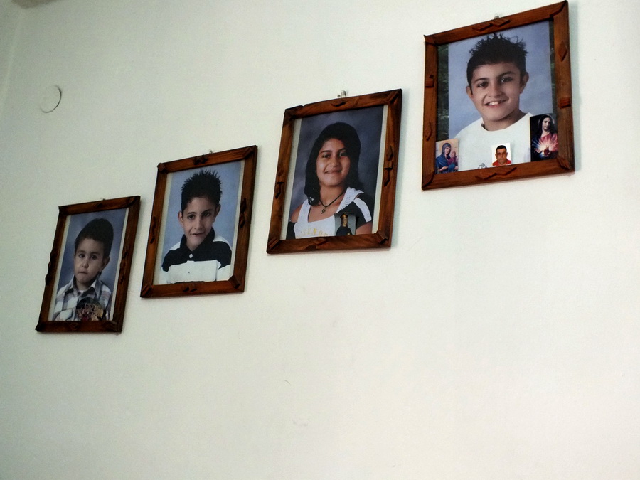 صورتها وهي يافعة معلقة على الحائط الى جانب صور اشقّائها الثلاثة- صورة مايا العشي - مرجعيون