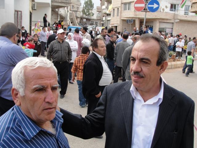 الصديق بسّام عيّاش إلى جانب المختار عبدالله مخزوم الذي كان يتلقّى مسبقاً التهنئة في الانتخابات - أرشيف