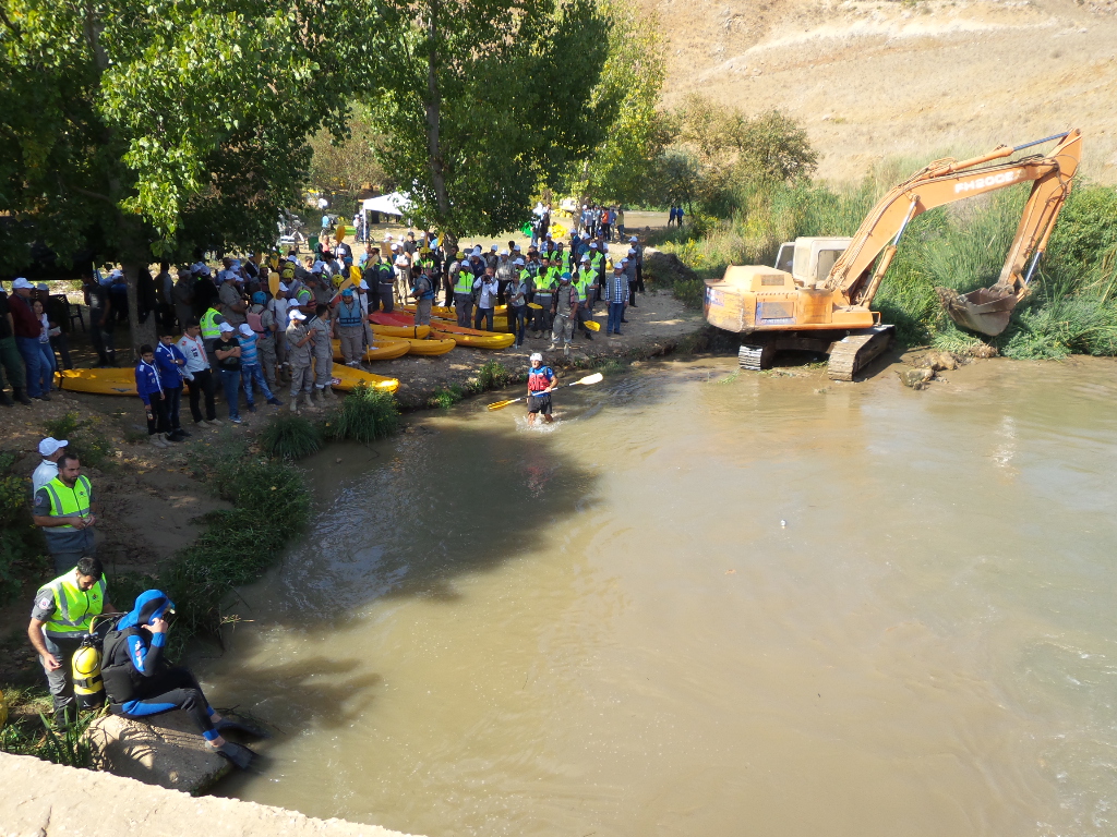 استخدامالجرافات في تنظيف النهر