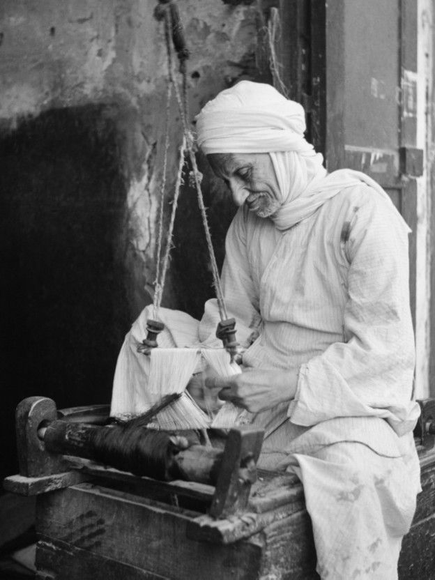 صورة لورشة حياكة بدائية في إسنا بمحافظة الأقصر بين أعوام 1965 و1968 - تصوير سيرج سونرون.