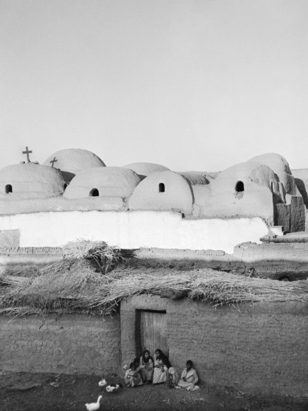 صورة للحياة بجوار دير مار جرجس في صعيد مصر عام 1972 - تصوير نسيم حنين.