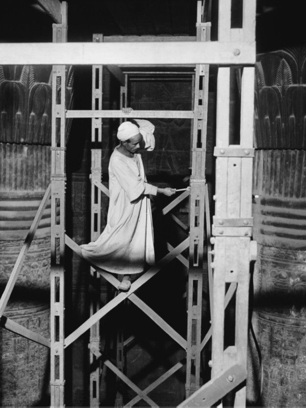 صورة من داخل معبد خنوم، قاعدة الأعمدة في إسنا الفترة بين 1964 و 1965 - تصوير سيرج سونرون.