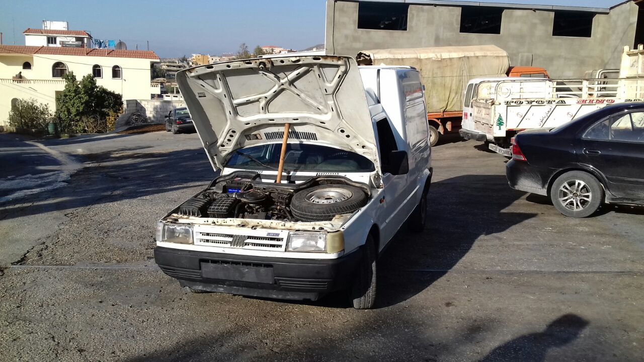 سيارة الرابيد التي تعرضت لاطلاق نار معادية