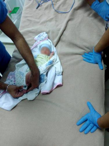 صورة للطفلة التي وجدت ملقاة في الشارع بالشويفات.