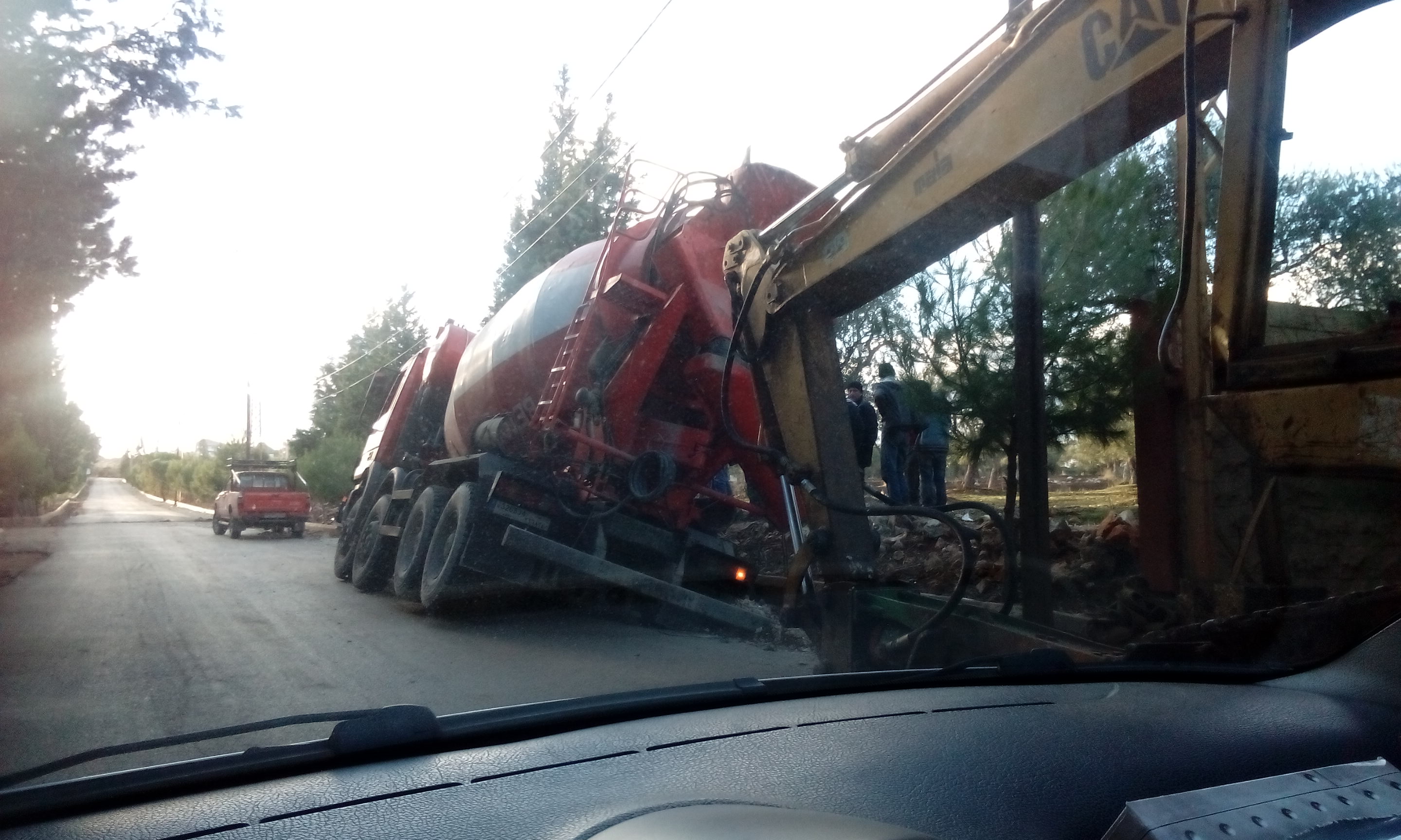 سقوط إحدى الشاحنات يوم أمس في حفرة مردومة في منطقة عكار، جراء الأمطار الغزيرة التي جرفت الردم وكشفت سوء التنفيذ