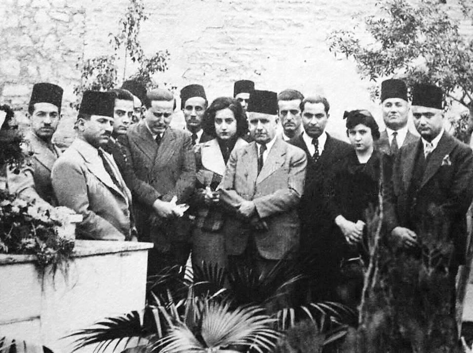 فريد واسمهان يشاركان في مراسم دفن شخص عزيز - ااا