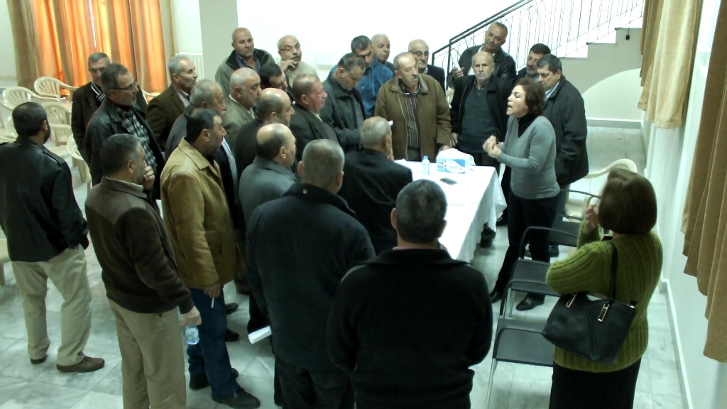 نقاش بين المخاتير والسيدة شمعون حول آلية العمل