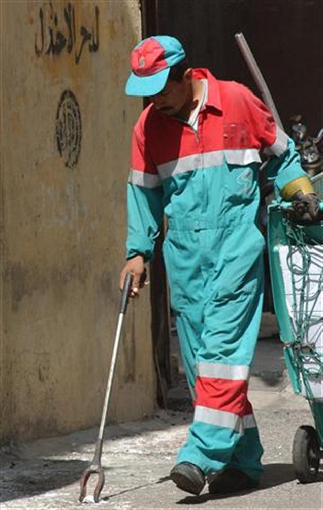 وكنت شوف جماعة سوكلين بيلمّوا الزبالة من الأرض المسيّجة...حتّى تكعيبة السبجارة