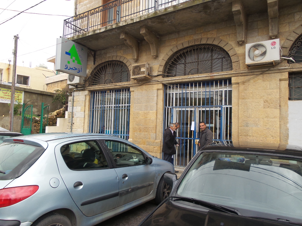 مواطنون ينتظرون لدفع فواتيرهم امام مكتب اوجيرو مرجعيون