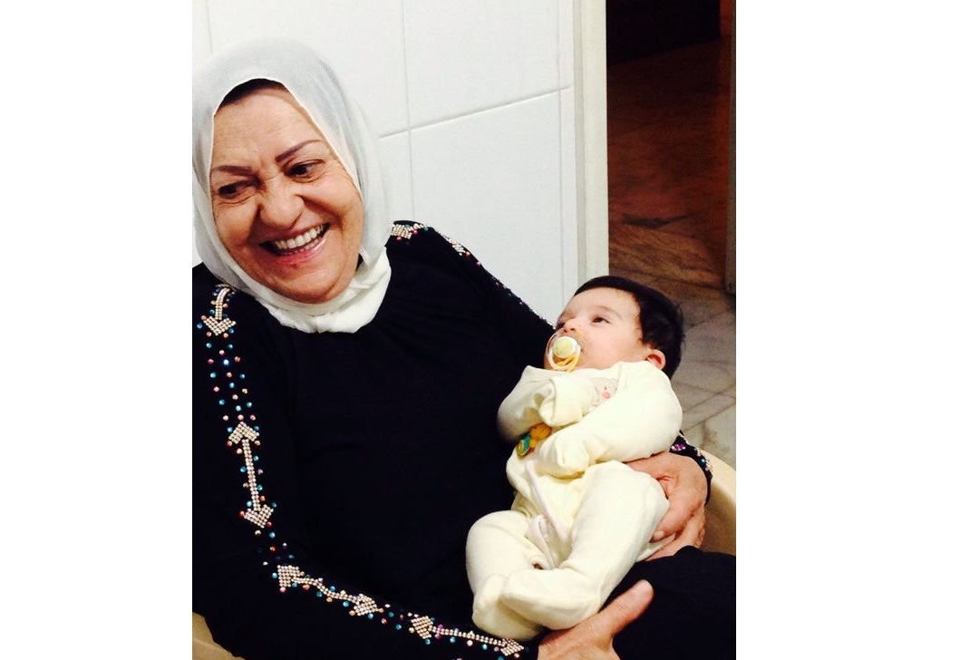 الحاجة بهية تحمل حفيدة ابنتها.. عنوان الام المثالية والحنونة على الجميع