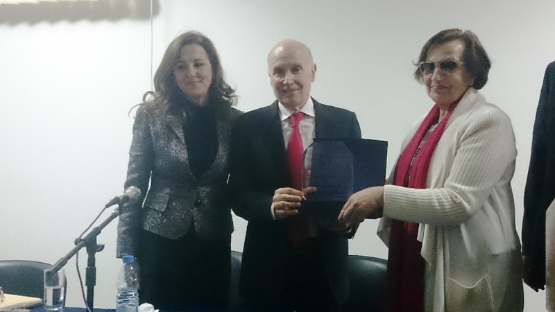 الدكتور كامل مهنا، وإلى جانبه السيدة عقيلته، يتسلم مهنا درعا تقديرية من رئيسة النادي المحامية وداد يونس